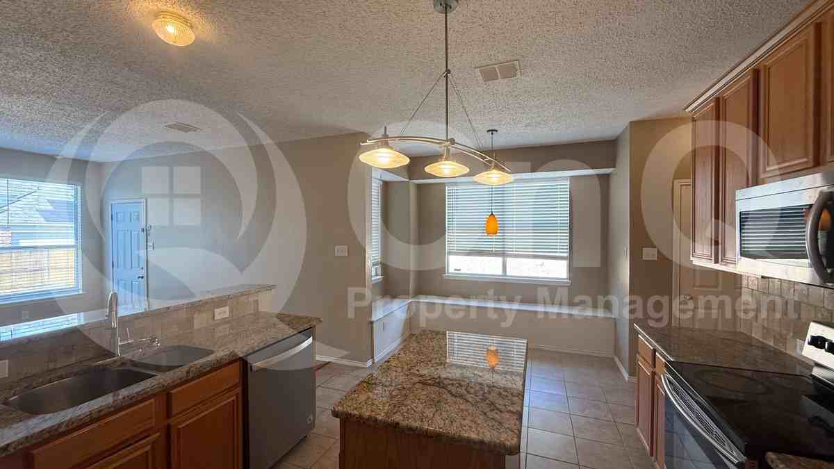 1433 Winterwood Dr - Photo 5 of 27