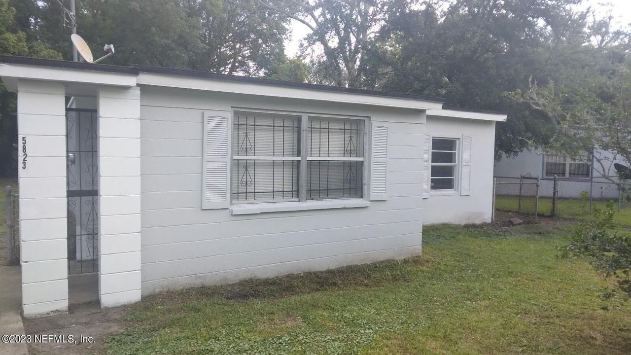 5823 Iris Blvd - Photo 2 of 10