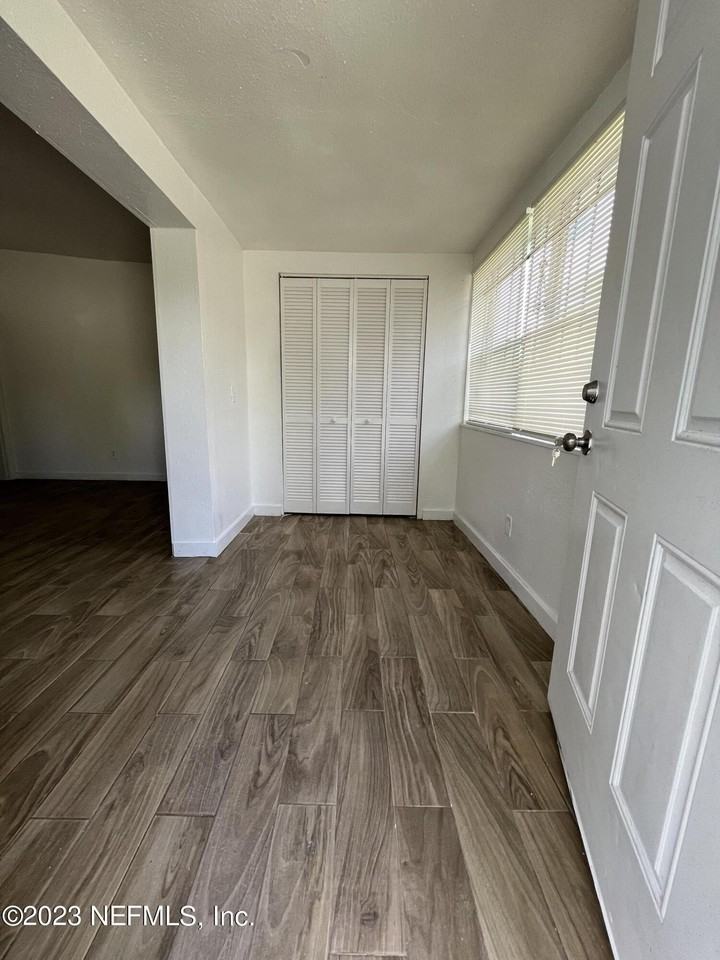 5823 Iris Blvd - Photo 3 of 10