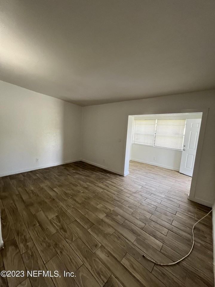 5823 Iris Blvd - Photo 4 of 10