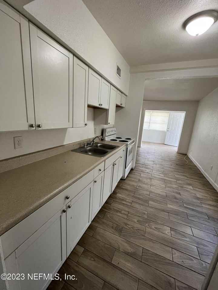 5823 Iris Blvd - Photo 5 of 10
