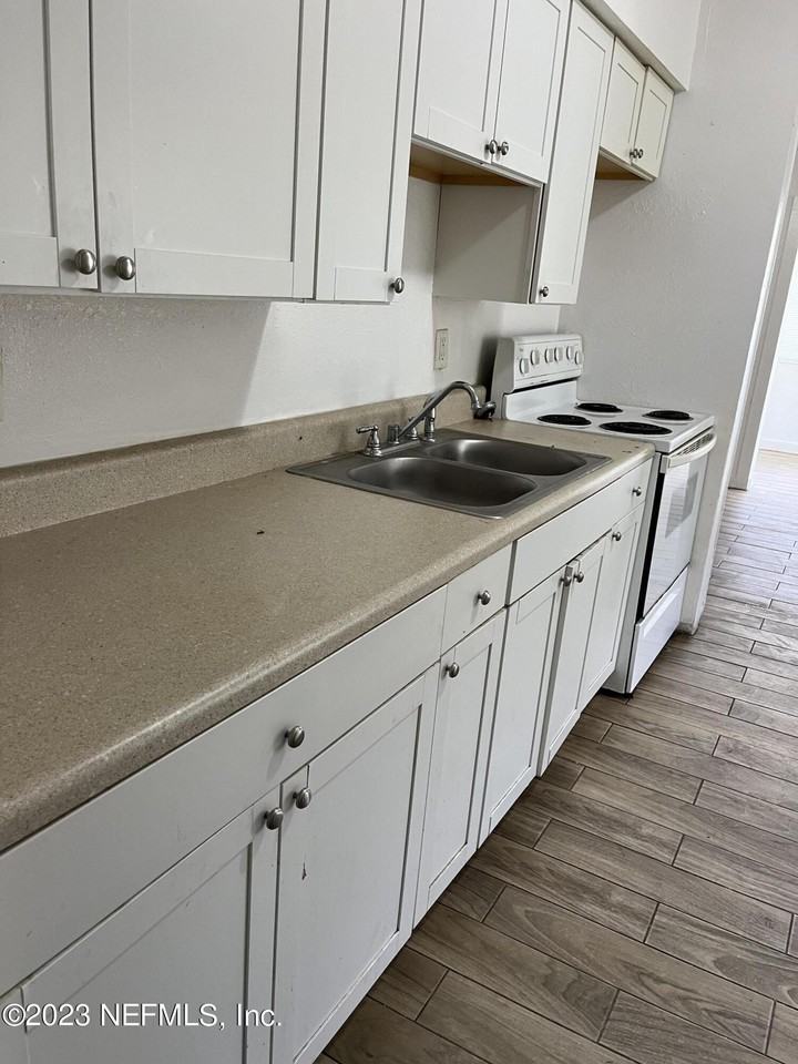 5823 Iris Blvd - Photo 6 of 10