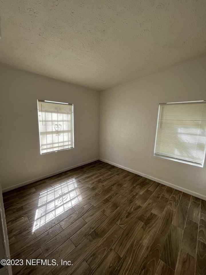 5823 Iris Blvd - Photo 7 of 10