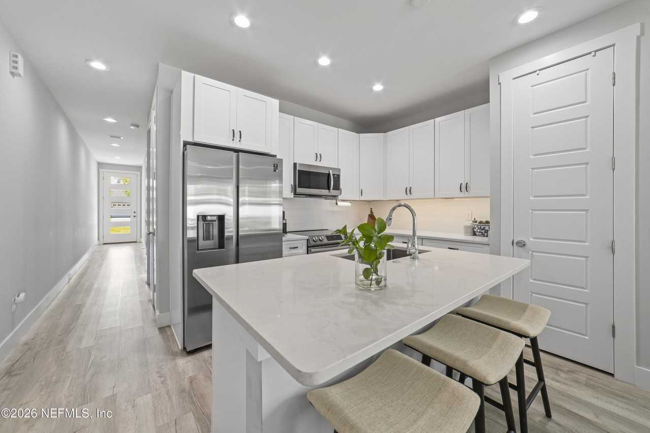 809 7th Ave S - Photo 3 of 24