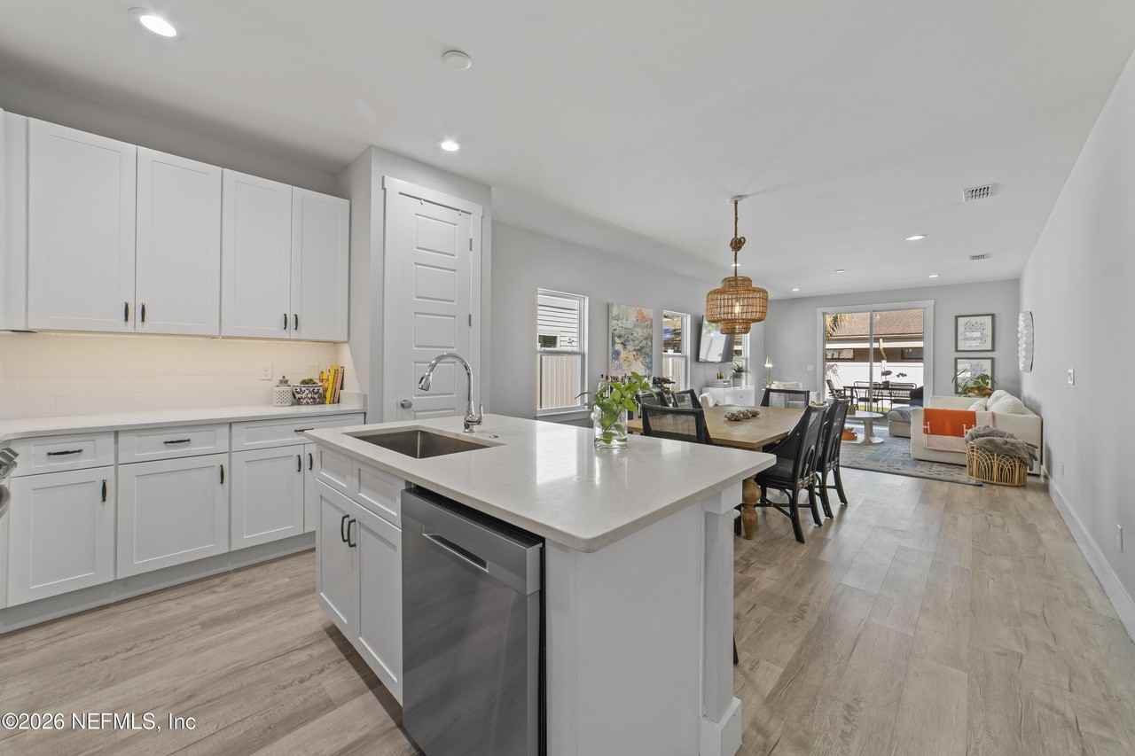 809 7th Ave S - Photo 4 of 24
