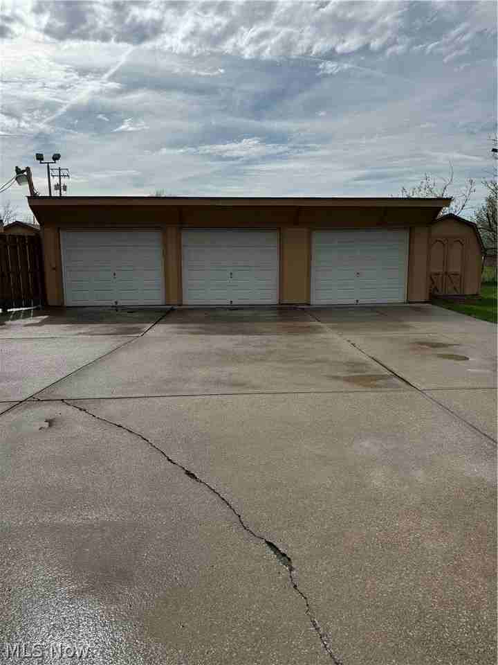 12922 Fountain Ct - Photo 3 of 15