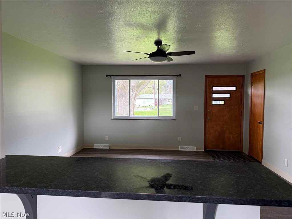 12922 Fountain Ct - Photo 5 of 15