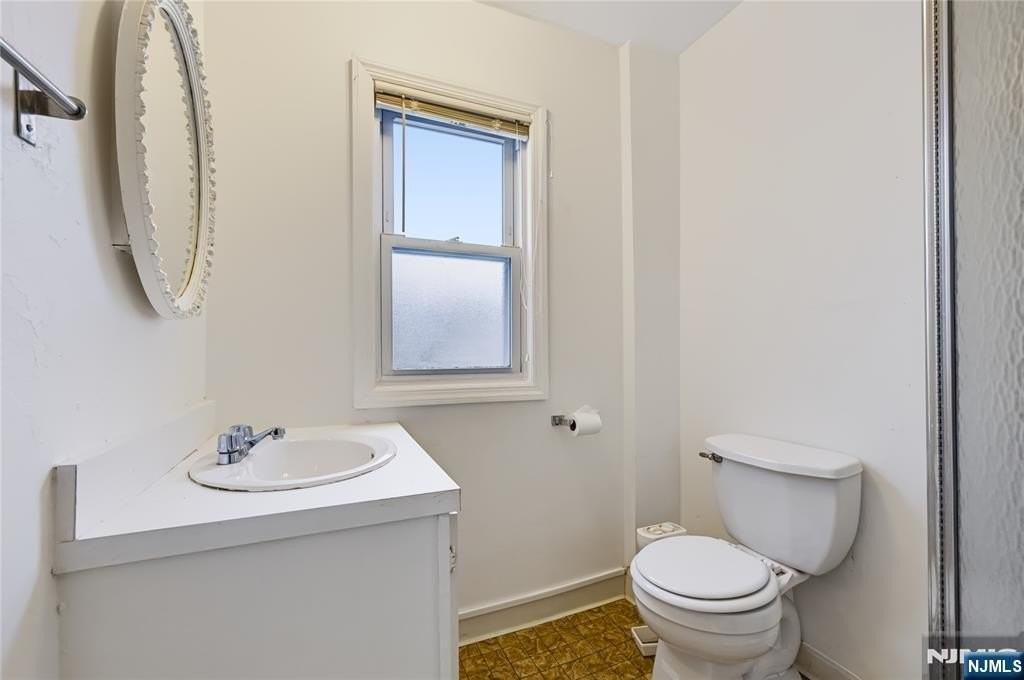 111 Paterson Ave - Photo 4 of 18