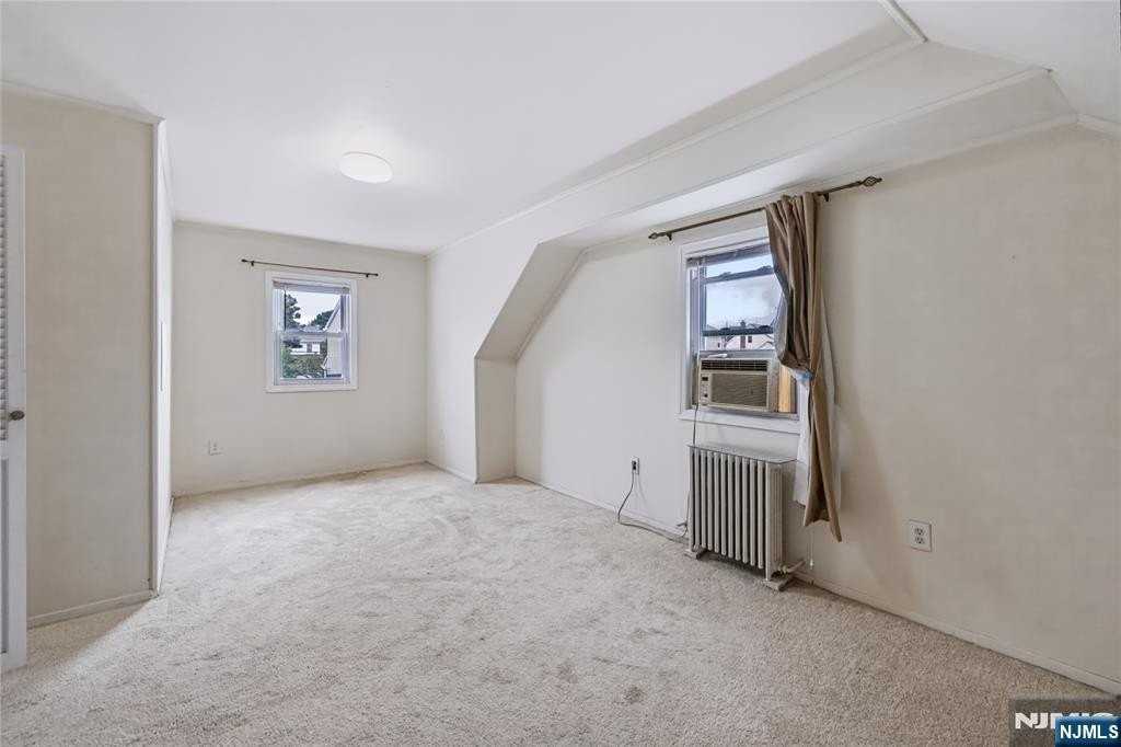 111 Paterson Ave - Photo 6 of 18