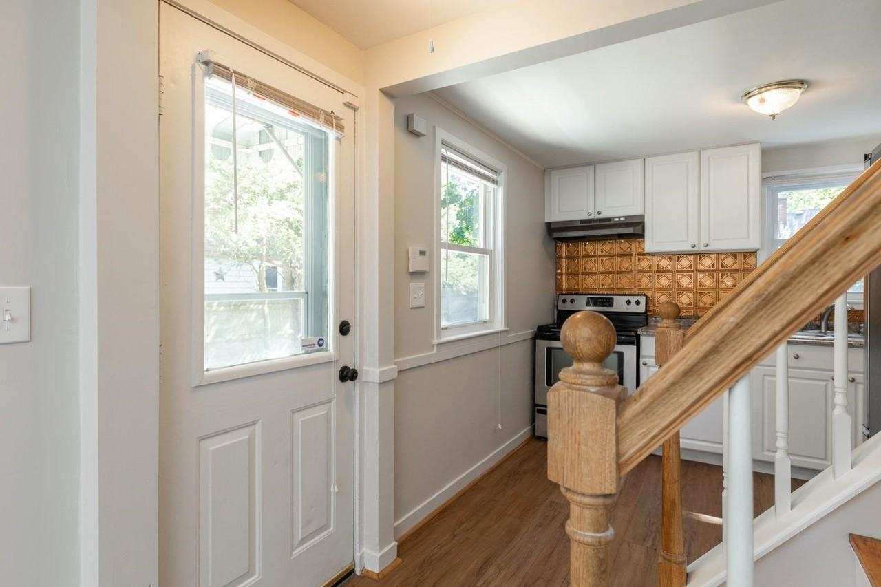 400 Colonial Dr - Photo 4 of 40