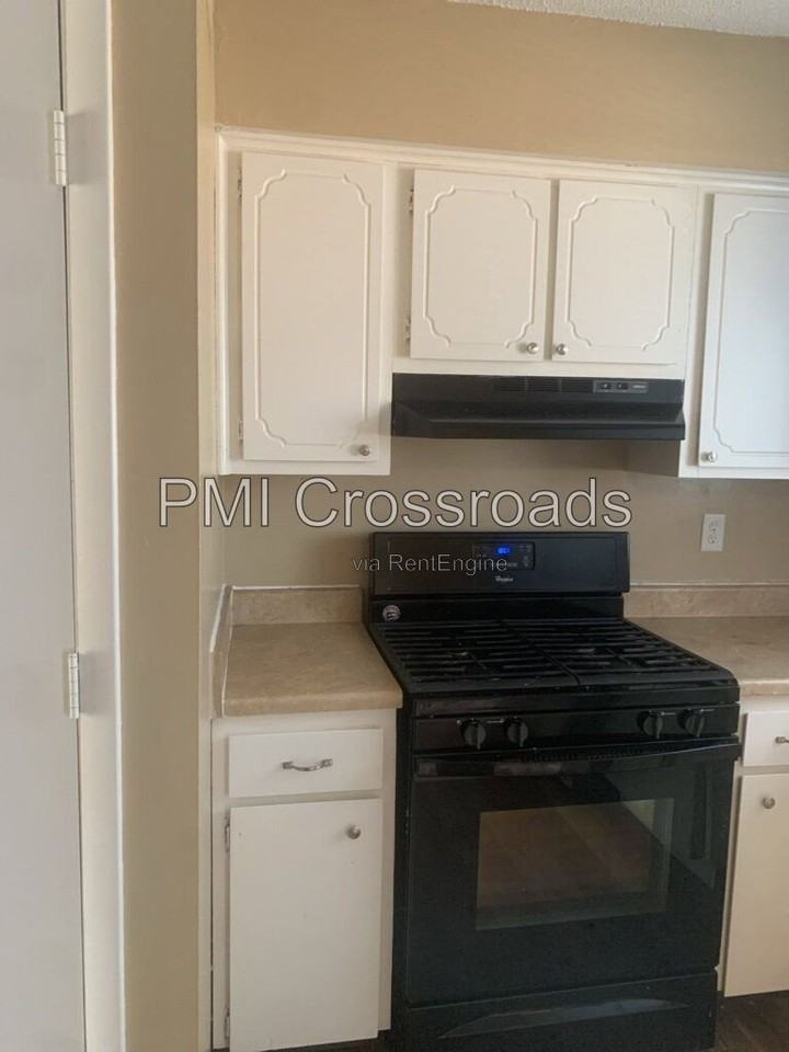 6201 Stornoway Dr N - Photo 3 of 18