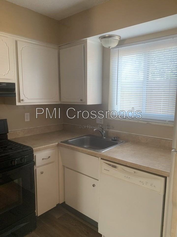 6201 Stornoway Dr N - Photo 4 of 18