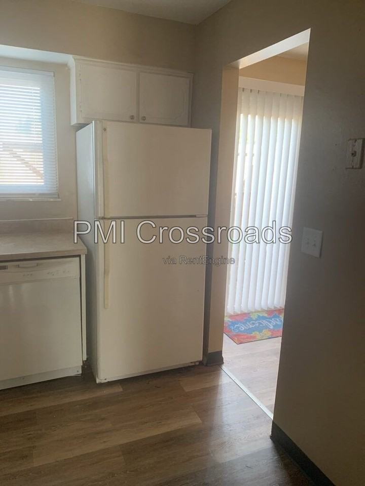 6201 Stornoway Dr N - Photo 5 of 18