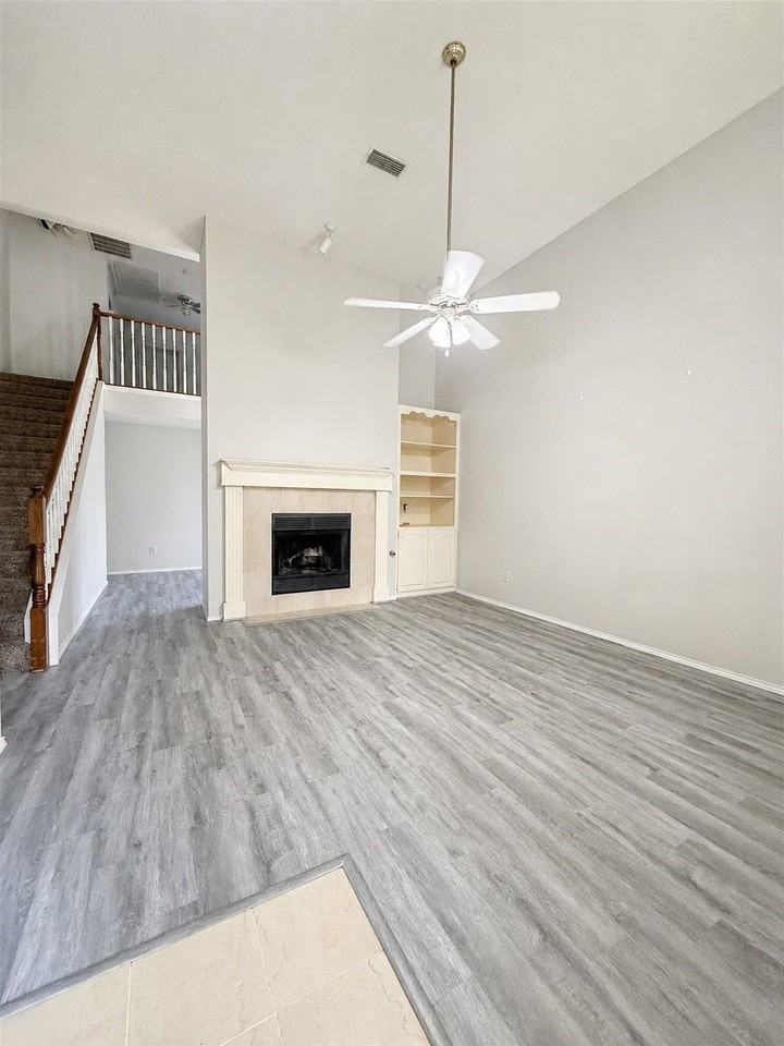 553 Raintree Cir - Photo 3 of 16