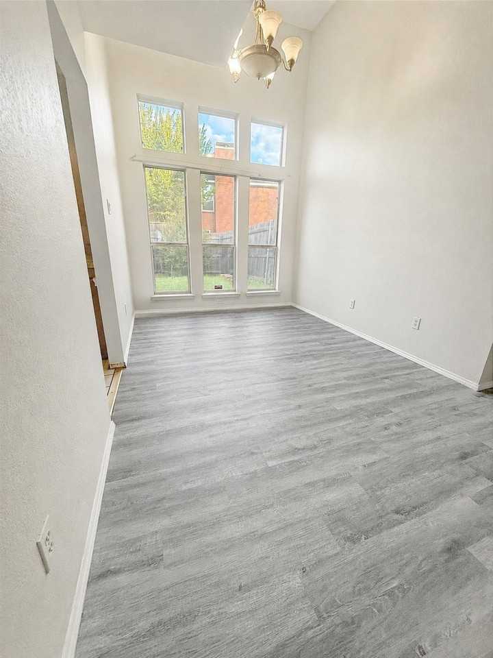 553 Raintree Cir - Photo 4 of 16