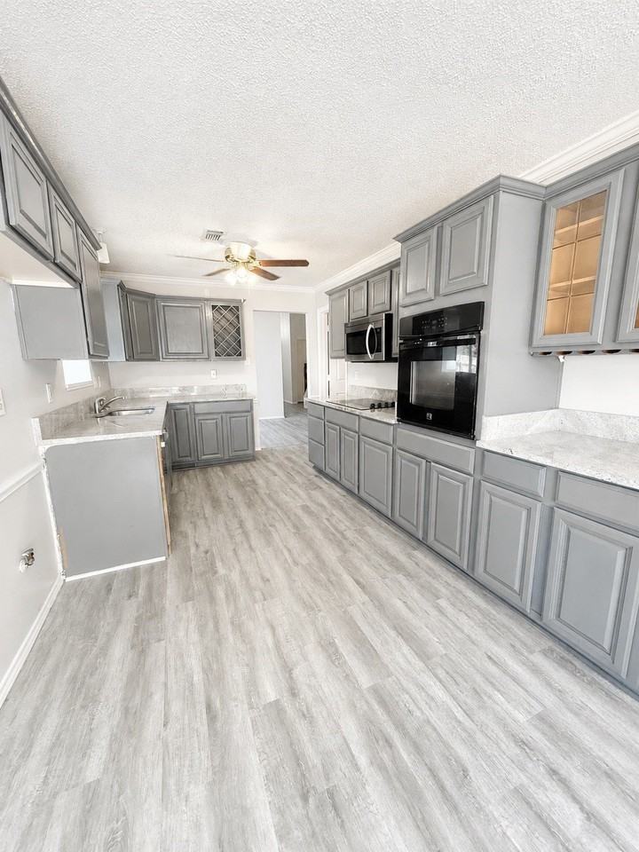 553 Raintree Cir - Photo 5 of 16