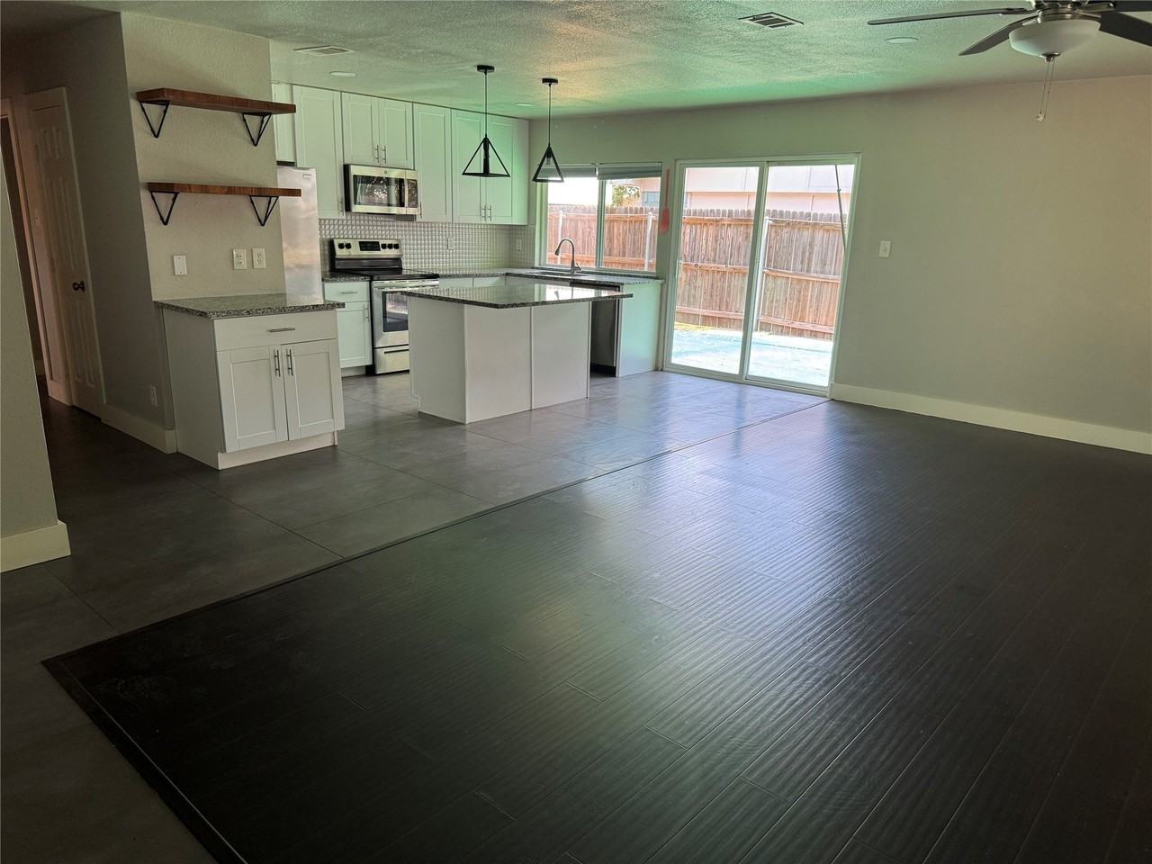 1531 Camelia Dr - Photo 2 of 15