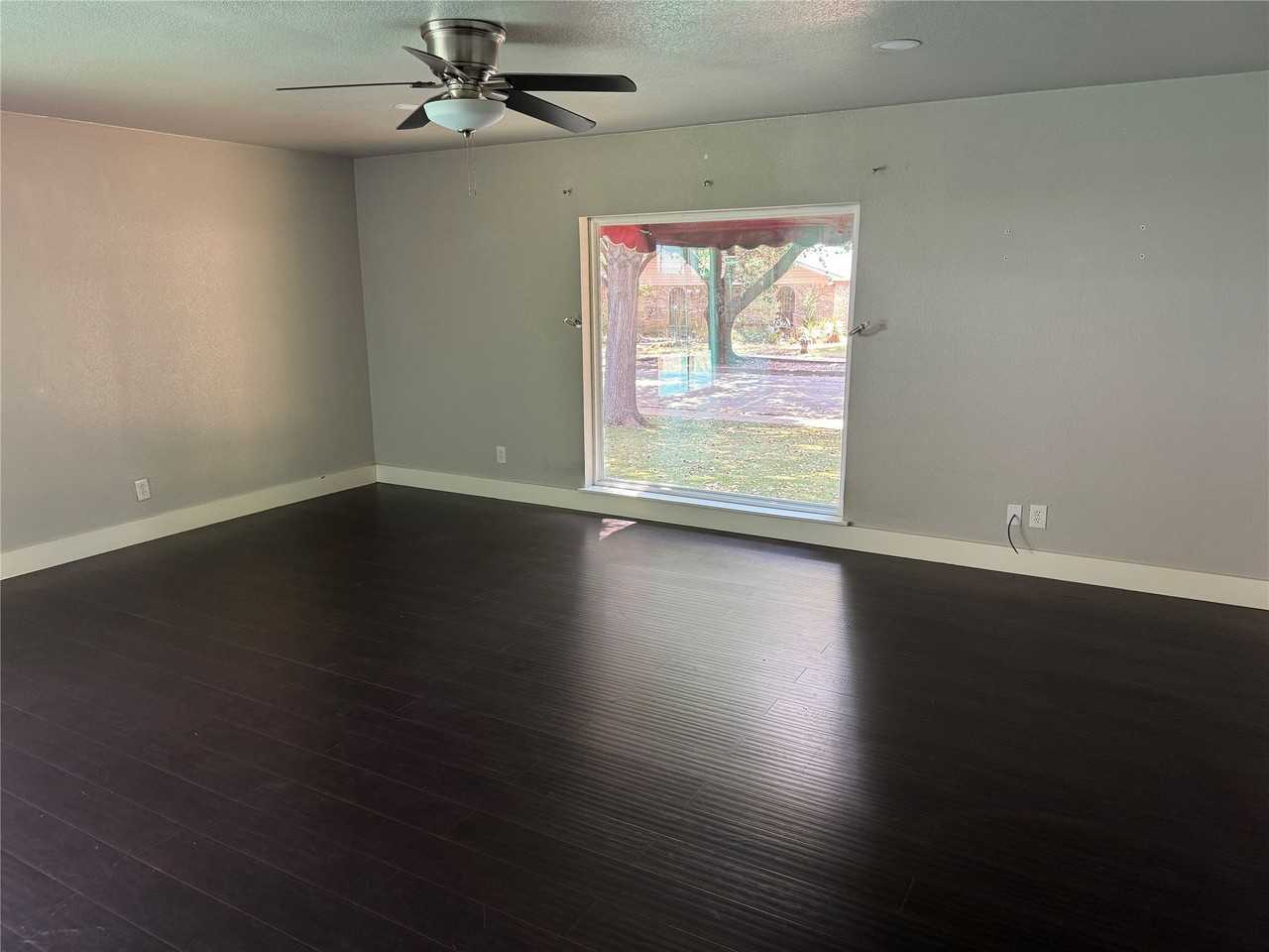 1531 Camelia Dr - Photo 3 of 15