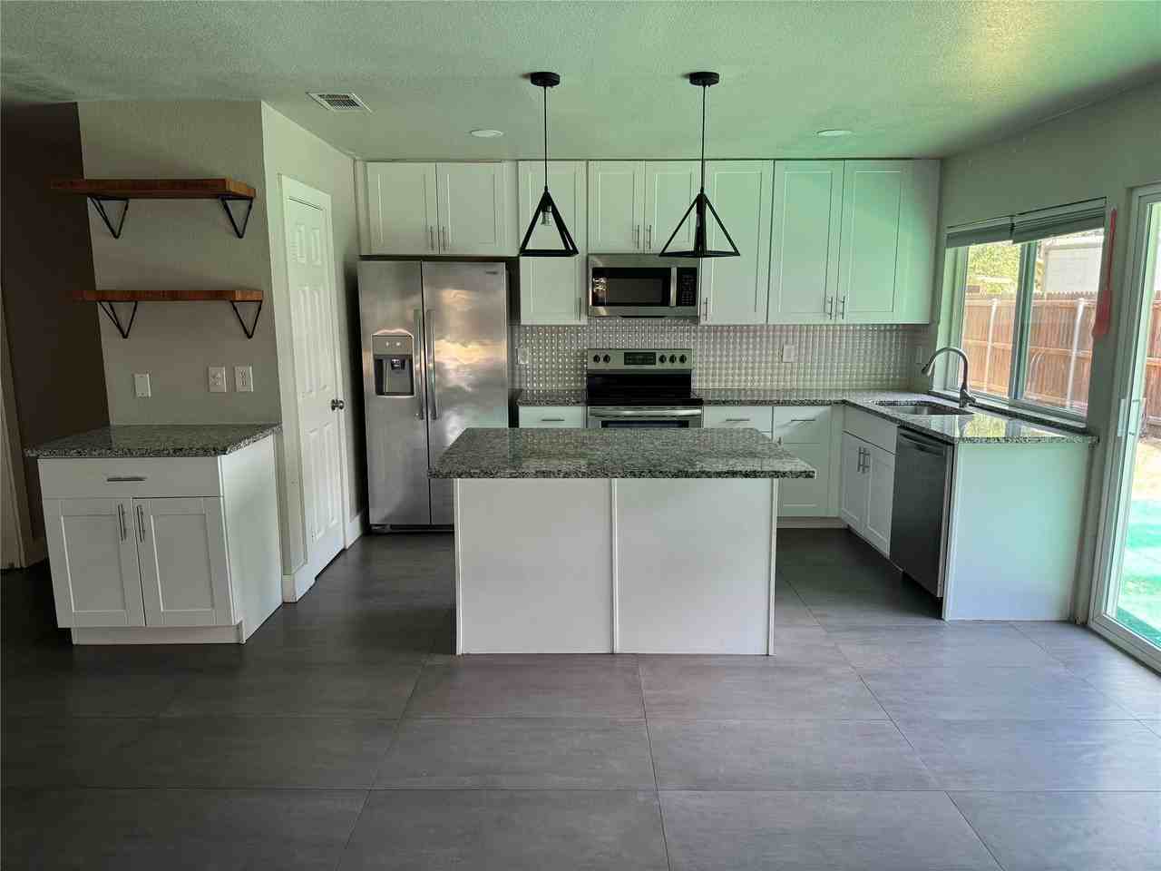 1531 Camelia Dr - Photo 4 of 15