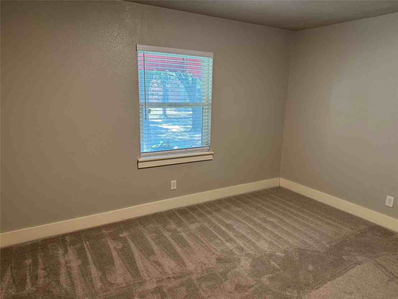 1531 Camelia Dr - Photo 5 of 15