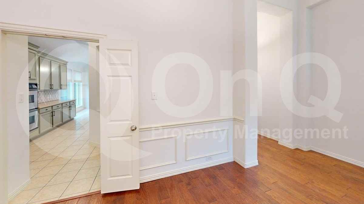 1219 Bridgeway Ln - Photo 7 of 26