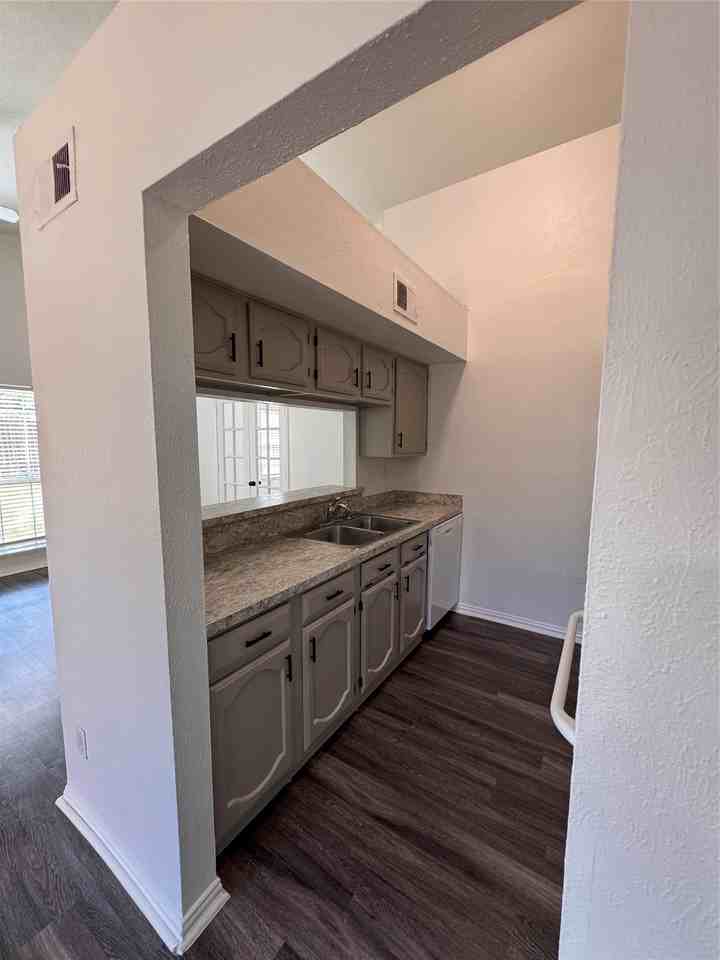 7512 Independence Dr - Photo 3 of 8