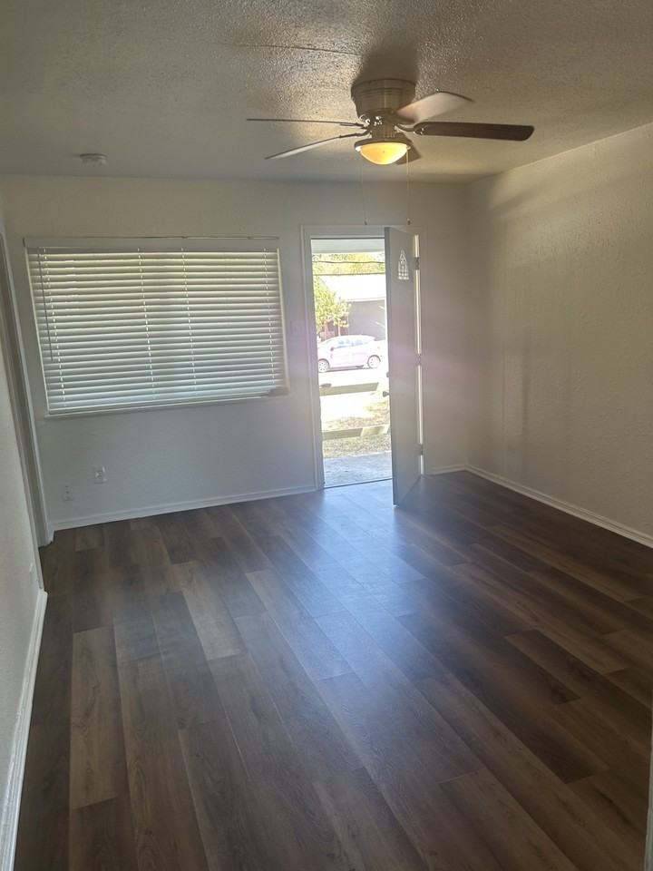 517 Hawthorne St - Photo 5 of 15