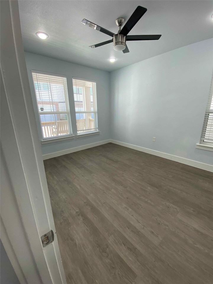 203 S Village Way - Photo 3 of 36