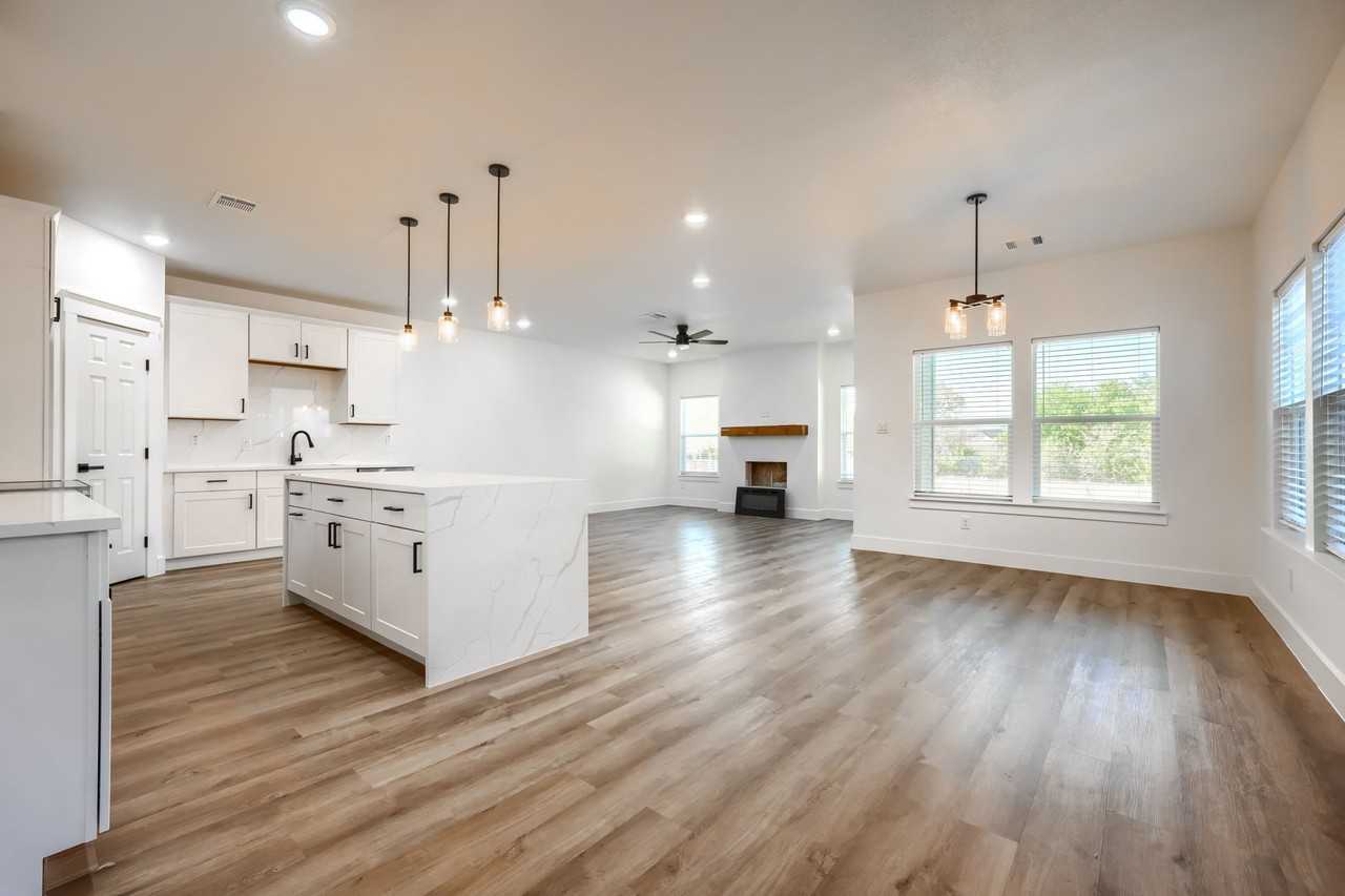 3323 Howard St - Photo 4 of 31