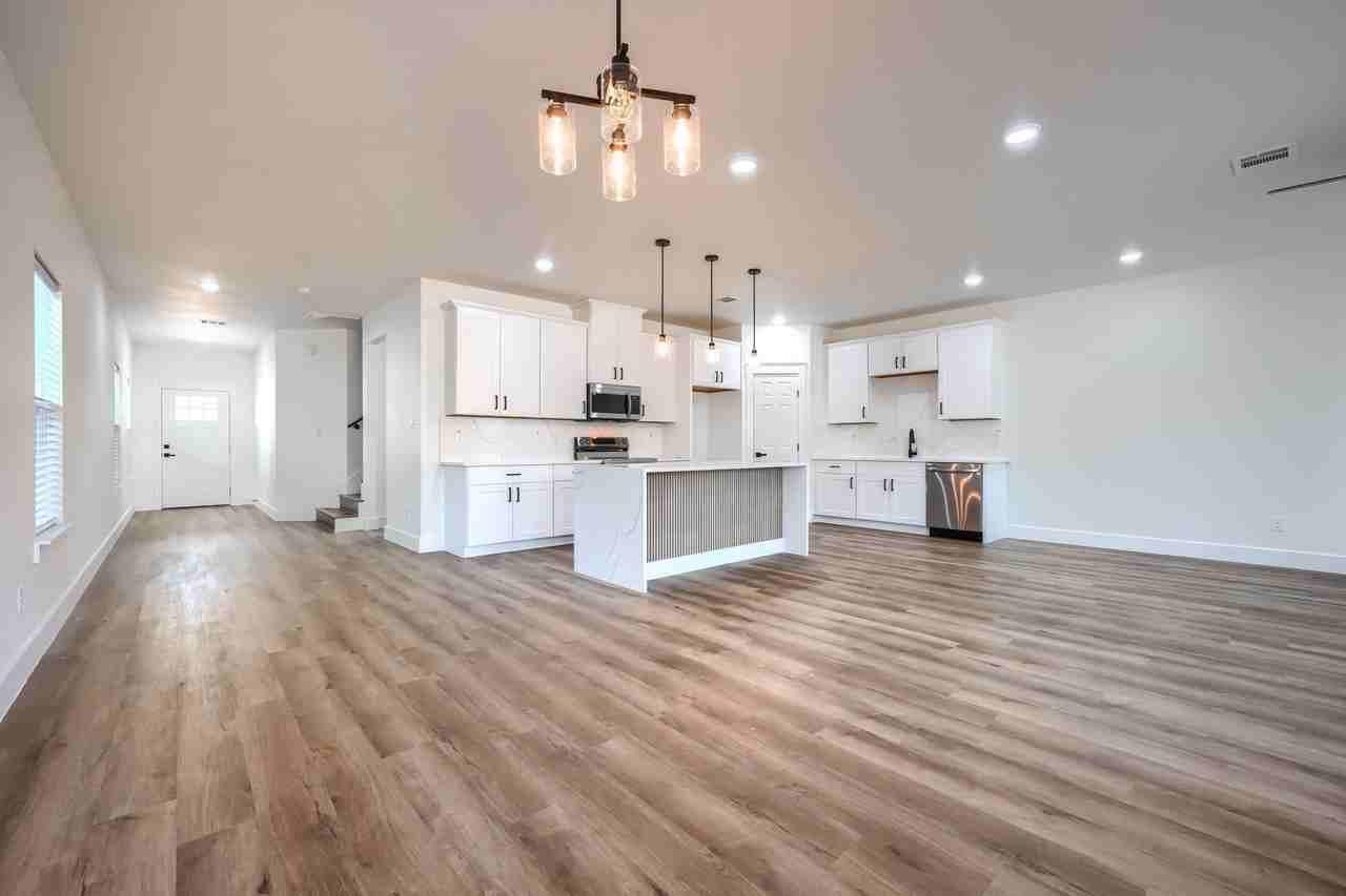 3323 Howard St - Photo 5 of 31