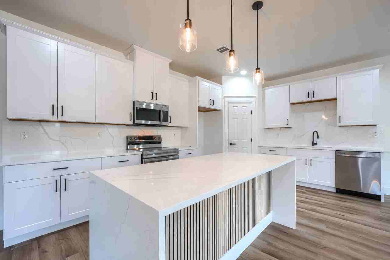 3323 Howard St - Photo 6 of 31