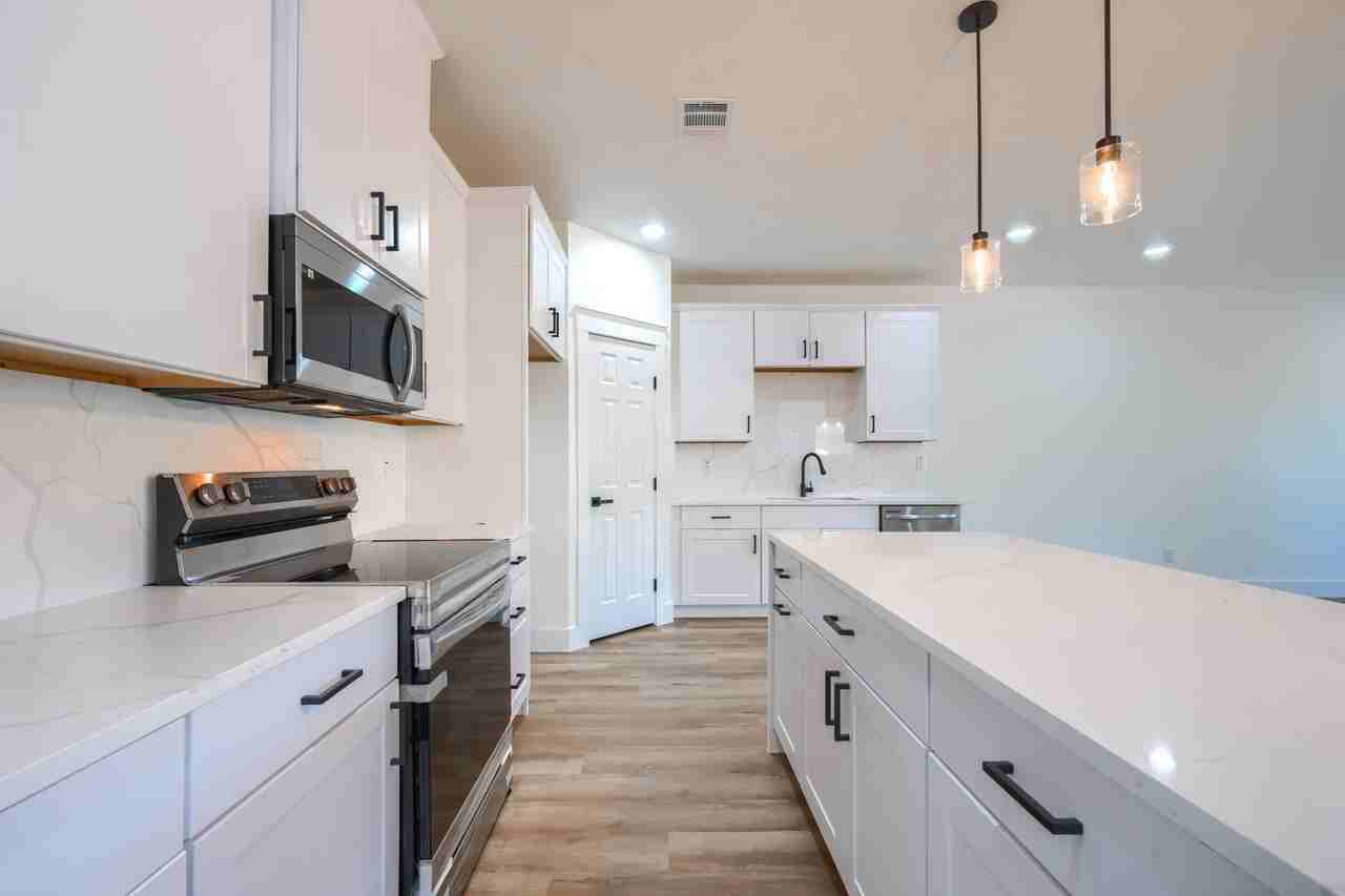 3323 Howard St - Photo 7 of 31