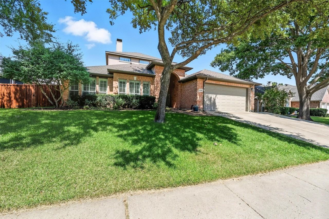 2208 Cheshire Dr - Photo 2 of 40