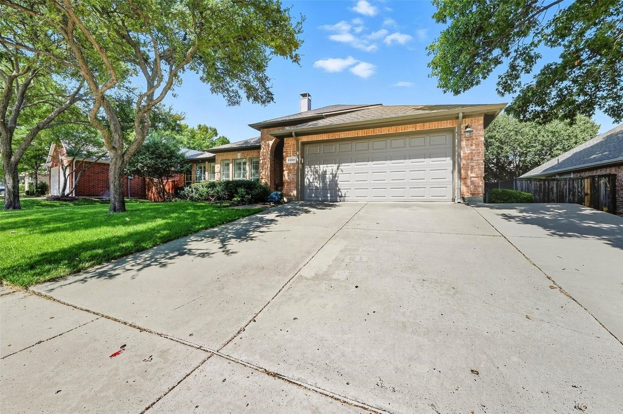 2208 Cheshire Dr - Photo 3 of 40