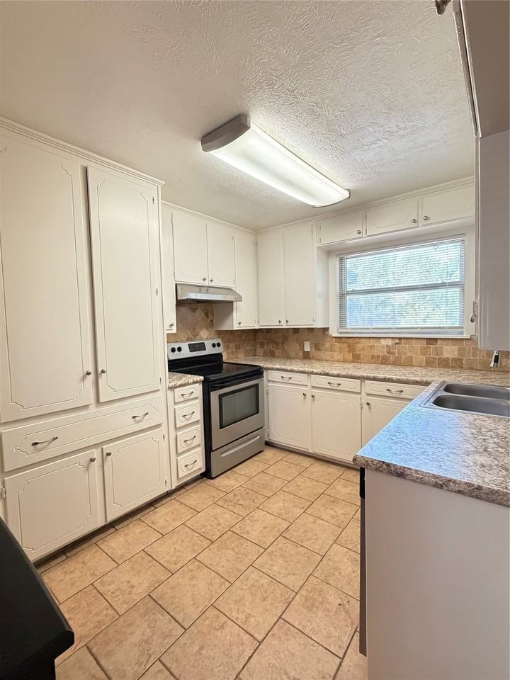 1621 Gill St - Photo 3 of 14