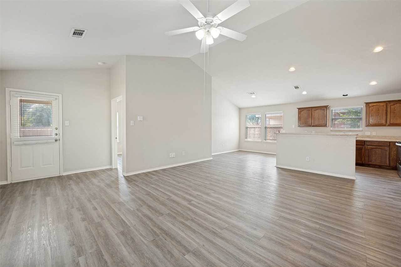 1105 Cottonwood Dr - Photo 2 of 12