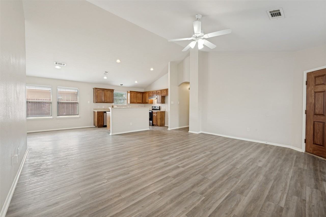 1105 Cottonwood Dr - Photo 3 of 12