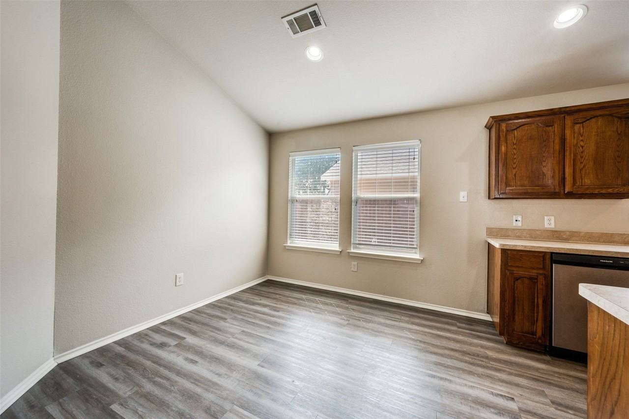 1105 Cottonwood Dr - Photo 5 of 12
