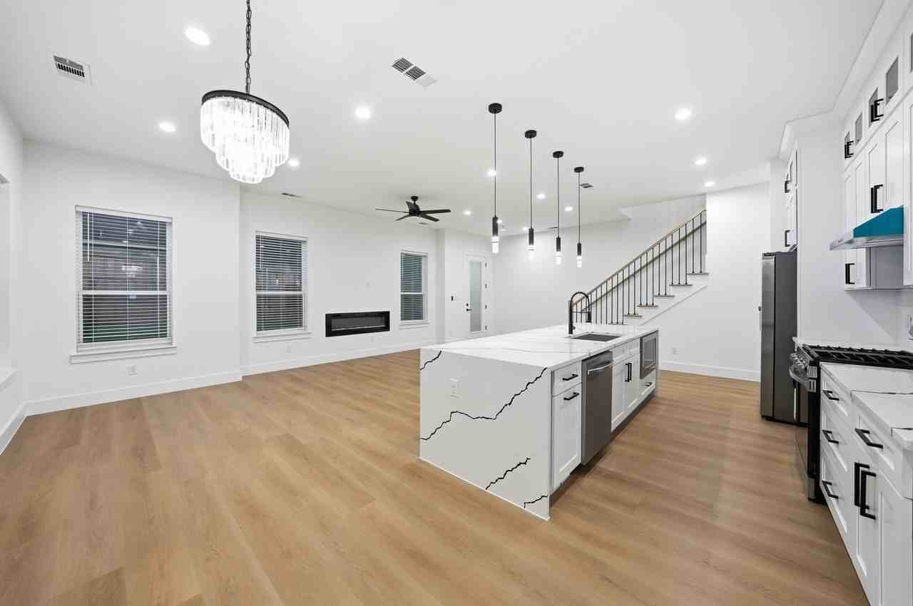 310 E 7th St - Photo 6 of 22