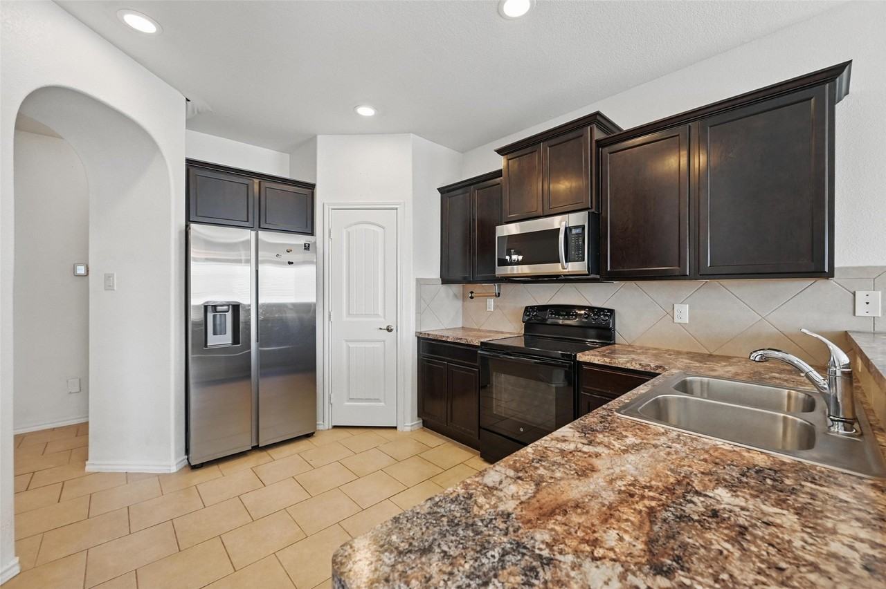 704 San Miguel Trl - Photo 6 of 20