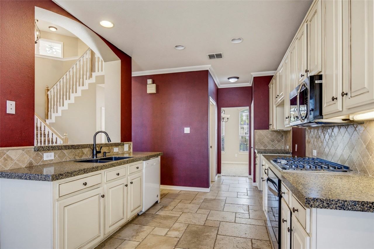 630 Waterview Dr - Photo 2 of 34