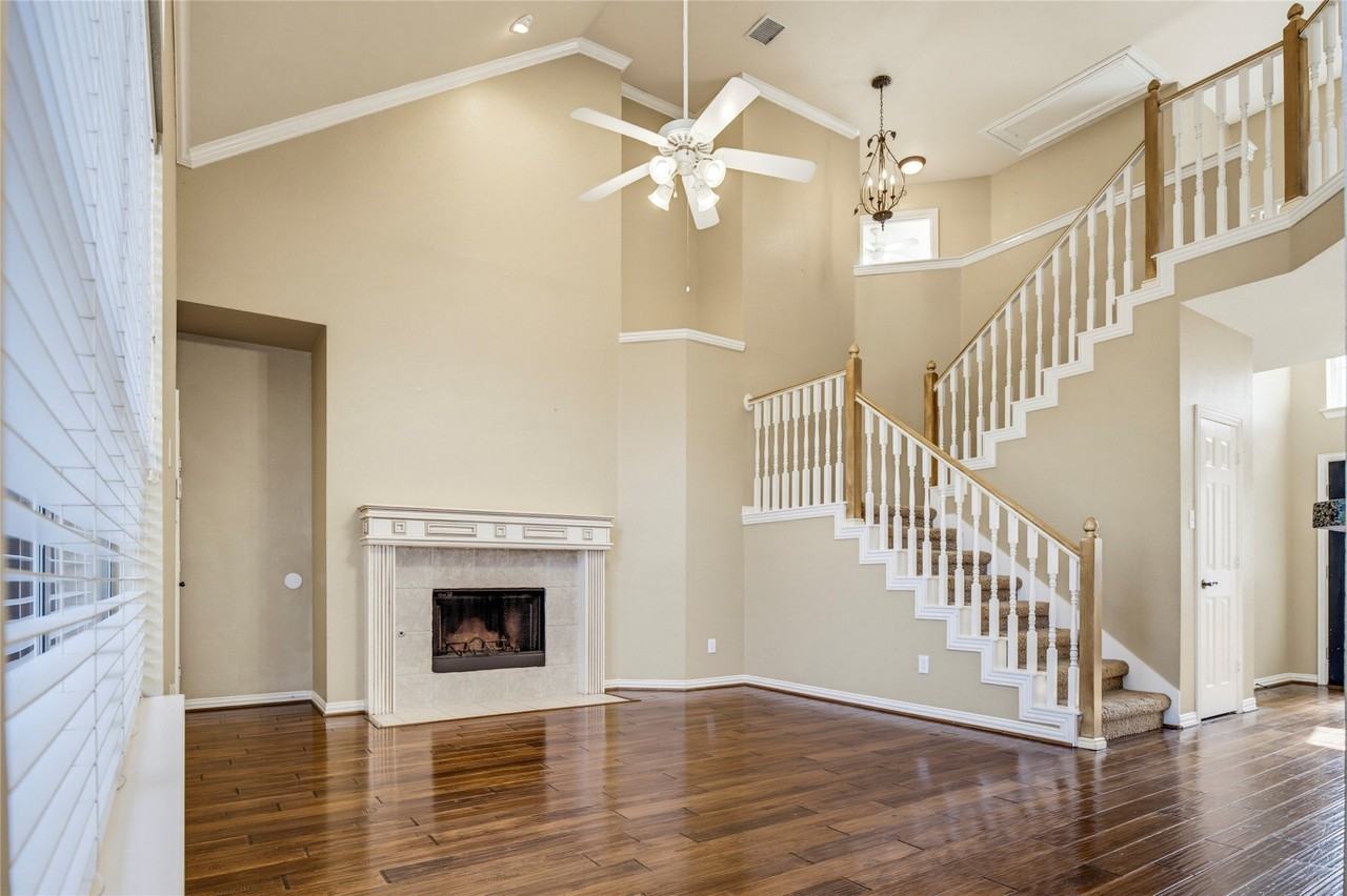630 Waterview Dr - Photo 3 of 34