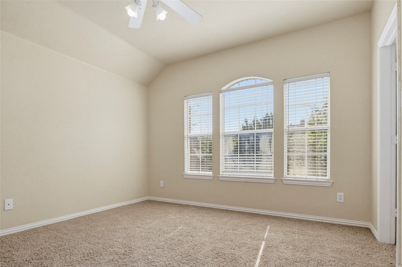 630 Waterview Dr - Photo 4 of 34