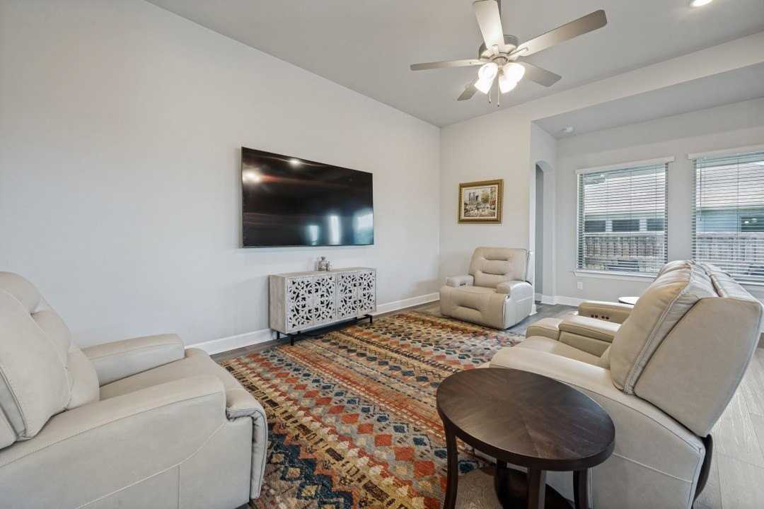 1511 Brandenburg St - Photo 6 of 25