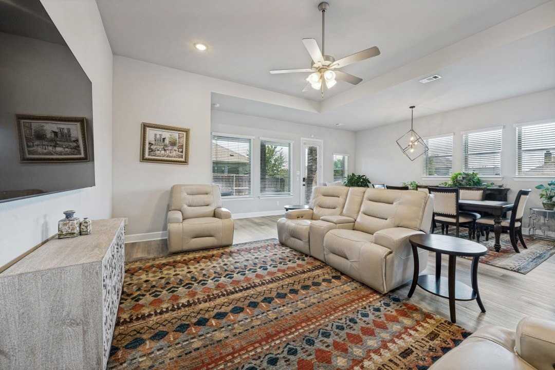 1511 Brandenburg St - Photo 7 of 25