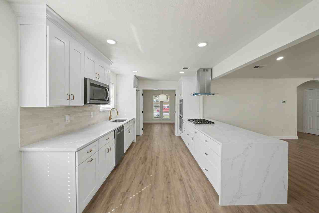 3204 Lynbrook Dr - Photo 5 of 34