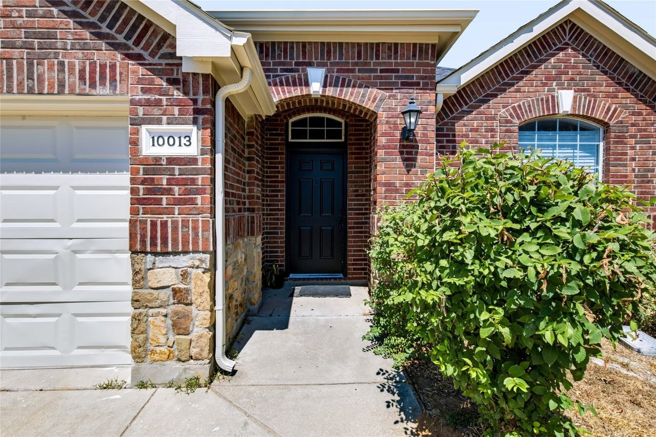 10013 Daly Dr - Photo 2 of 24