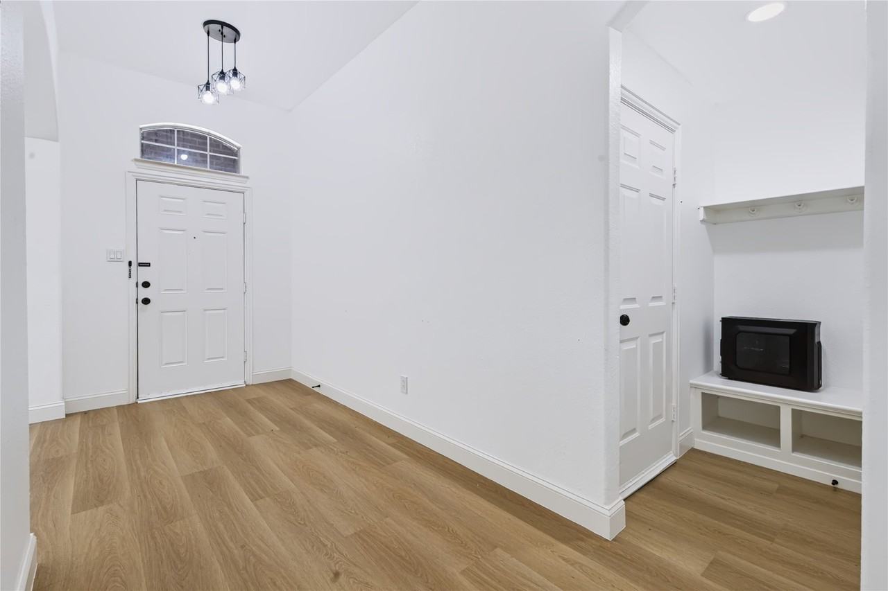 10013 Daly Dr - Photo 3 of 24