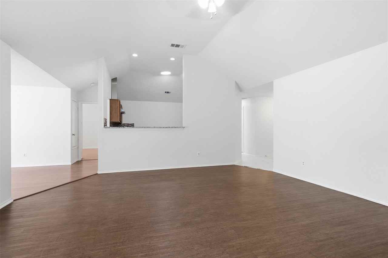 2866 White Oak Dr - Photo 5 of 18