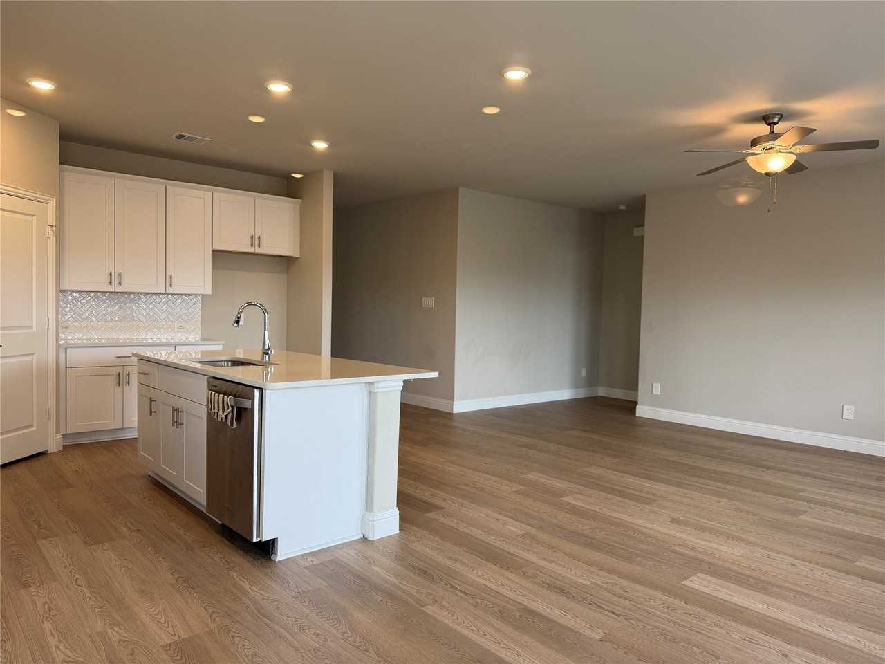 1093 Eagle Run Ln - Photo 2 of 21